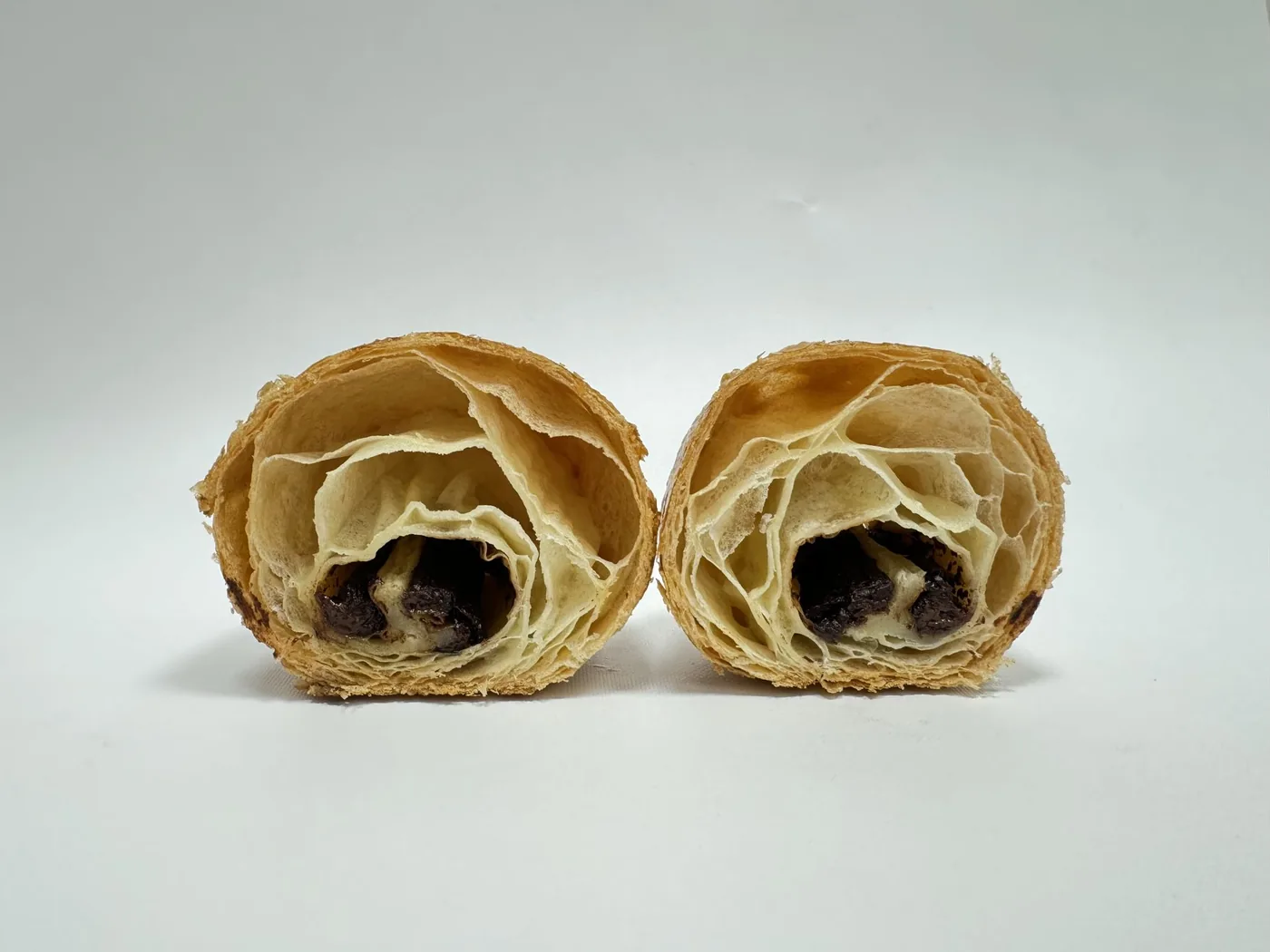 Querschnitt eines glutenfreien Croissants: luftige, blättrige Krume
