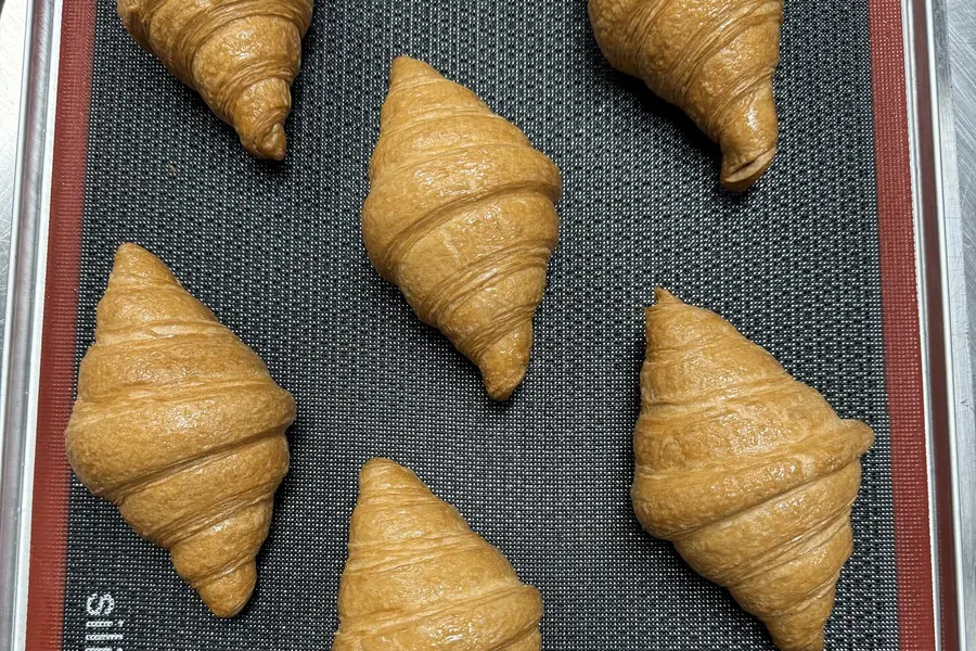 Gebackene glutenfreie Croissants auf einem Blech