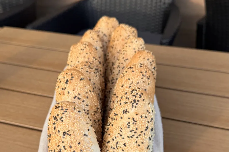Glutenfreie Sandwichbrötchen mit Saaten im Korb